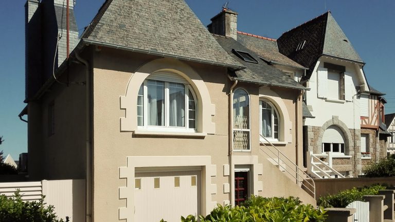 Facade avant coté rue à gauche de la maison à Saint Malo