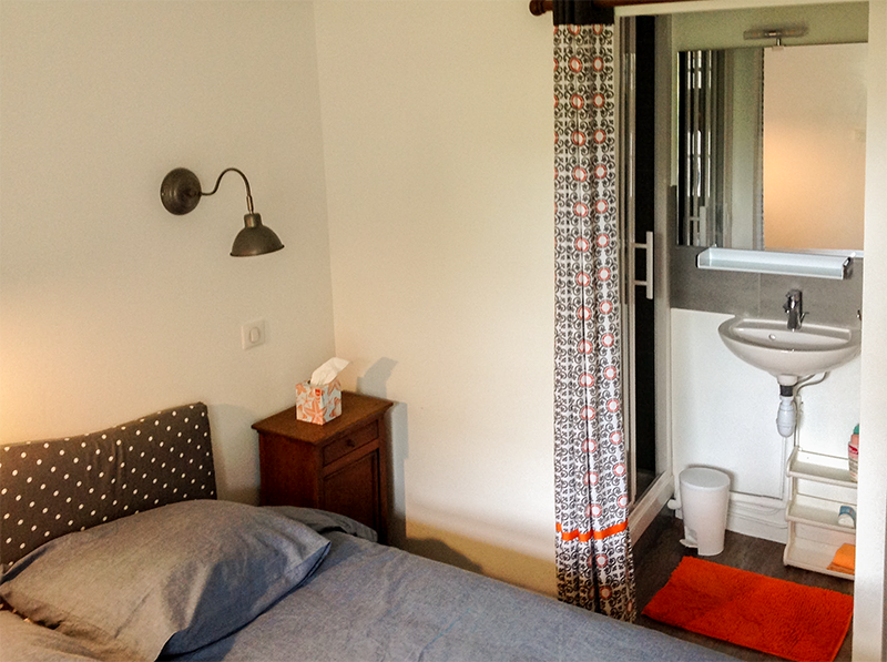 Chambre 1 et sa salle de douche